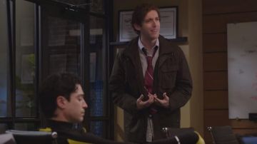 The striped tie bordeaux Richard Hendricks (Thomas Middleditch) in season 3 of Silicon Valley