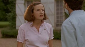 Le polo rose Lacoste de Béatrice de Montmirail (Valérie Lemercier) dans Les Visiteurs