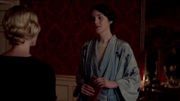 Le kimono bleu et fleuri de Lady Mary dans Downton Abbey