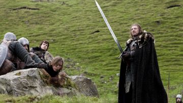 L'épée de Ned Stark (Sean Bean) dans Juego de Tronos S01E01