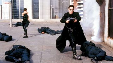 El abrigo gótico de Neo (Keanu Reeves) en The Matrix