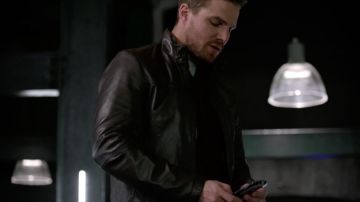 Le blouson Danier de Oliver Queen / Green Arrow (Stephen Amell) dans Arrow