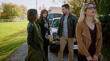 La veste beige Mackage de Felicity Smoak (Emily Bett Rickards) dans Arrow