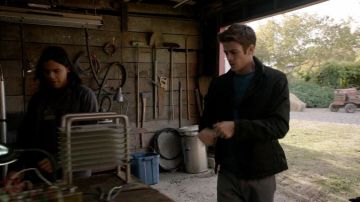 Le blouson Armani Jeans de Barry Allen / The Flash (Grant Gustin) dans Arrow