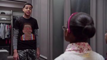 Tshirt Steve Urkel de Andre Johnson Jr dans Blackish