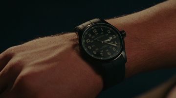 El reloj Hamilton de Taylor Lautner en Secret Identity