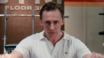 Le polo Lacoste blanc du Dr Robert Laing (Tom Hiddleston) dans High-Rise