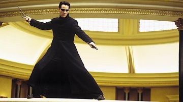 El auténtico abrigo que lleva Neo (Keanu Reeves) en la película The Matrix Reloaded