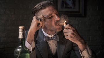 Le noeud papillon satin à pois de Arthur Shelby (Paul Anderson) dans Peaky Blinders S01E01