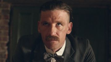 Le noeud papillon gris à pois blancs de Arthur Shelby (Paul Anderson) dans Peaky Blinders S01E01