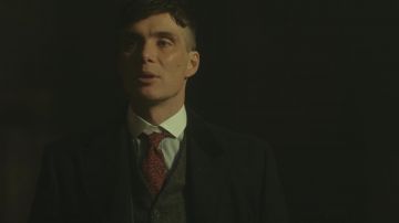 La corbata roja estampada de Thomas Shelby (Cillian Murphy) en Peaky Blinders S02E03