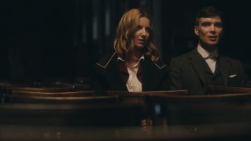 La pochette blanche en soie de Thomas Shelby (Cillian Murphy) dans Peaky Blinders S01E04
