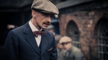 El clutch de lunares burdeos de Arthur Shelby (Paul Anderson) en Peaky Blinders
