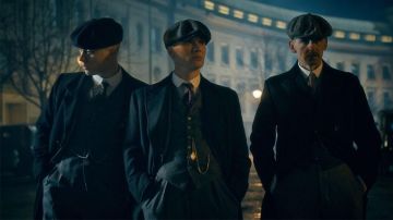 The gold chain of a pocket watch by Thomas Shelby (Cillian Murphy) in Peaky Blinders S02E01