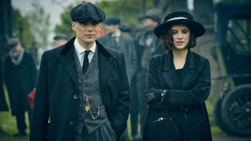 La chaîne en or de montre de gousset de Thomas Shelby (Cillian Murphy) dans Peaky Blinders S02E01