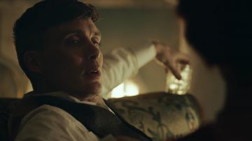 Chaleco de tweed de Thomas Shelby (Cillian Murphy) en Peaky Blinders S03E05