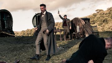 El abrigo "overcoat" de Arthur Shelby (Paul Anderson) en Peaky Blinders S01E02