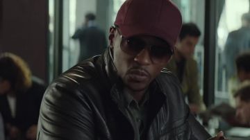 La casquette bordeaux de Sam Wilson / Falcon (Anthony Mackie) dans Captain America - Civil War