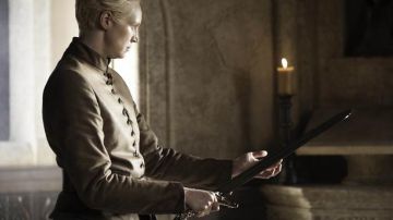 L'épée "Damascus" de Brienne de Torth (Gwendoline Christie) dans juego de tronos S04E04