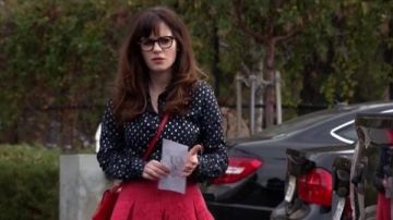 La chemise à pois de Jess dans New Girl