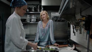 Shirt peasant of Lara Axelrod (Malin Akerman) in Trillion