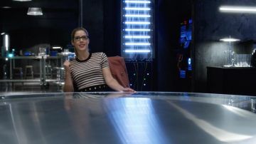 The dress Sandro de Felicity Smoak (Emily Bett Rickards) in The Flash