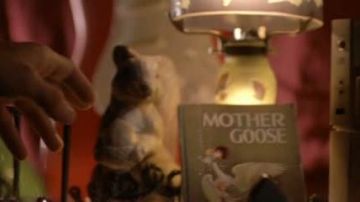 Le livre Mother Goose dissimulé par John Preston (Christian Bale) dans Equilibrium