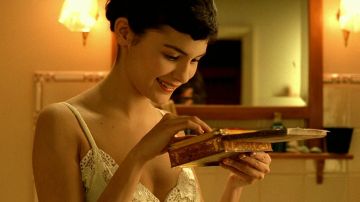 La boîte à souvenirs en metal d'Amélie (Audrey Tautou) dans Le Fabuleux destin d'Amélie Poulain