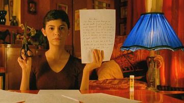 Le bâton de colle uhu de Amélie (Audrey Tautou) dans Le Fabuleux destin d'Amélie Poulain