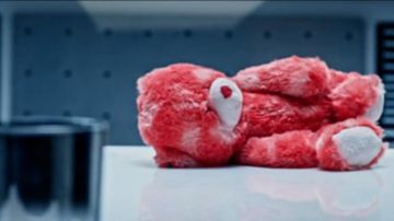 Le nounours en peluche rose de Bug Kieslowski (Ben Feldman) dans 400 Days
