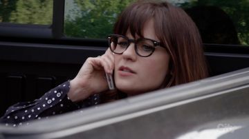 The glasses Oliver Peoples of Jessica Day (Zooey Deschanel) in New Girl (S05E14)