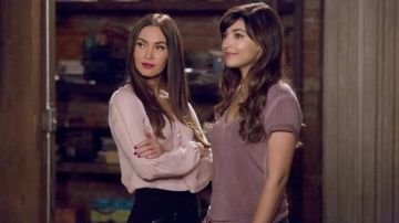 Le t-shirt Paige Denim de Cece Parekh (Hannah Simone) dans New Girl