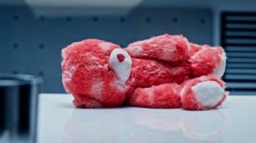 El oso de peluche rosa de Bug (Ben Feldman) en 400 días
