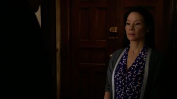 The robe Calvin Klein of Dr. Joan Watson (Lucy Liu) in Elementary