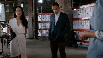 La túnica Helmut Lang de Dr. Joan Watson (Lucy Liu) dans Elementary S04E05