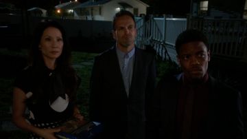 The bow tie Saint Laurent Dr. Joan Watson (Lucy Liu) in Elementary