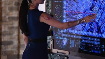 La jupe d'Isabelle Lightwood (Emeraude Toubia) dans Shadowhunters S01E07