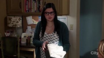 Top estampado de libélula blanca de Ariel Winter en modern Family