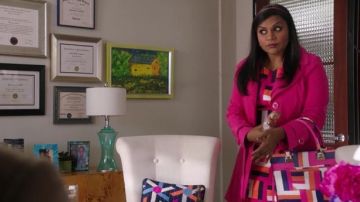 Le sac à main Trina Turk de Mindy Kaling (Mindy Lahiri) dans The Mindy Project S04E14
