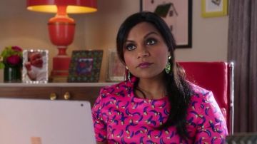Robe rose imprimé bananes de Mindy Kaling dans Mindy Project