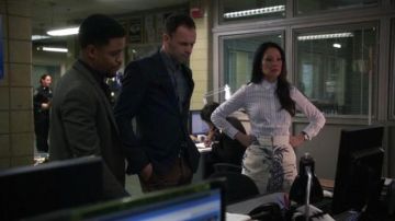 The white shirt striped blue Dr. Joan Watson (Lucy Liu) in Elementary S04E21