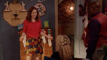 Alice + Olivia floral jacquard mini falda de Kimmy Schmidt (Ellie Kemper) en Unbreakable Kimmy Schmidt