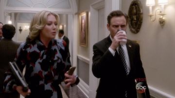 Le chemisier Gucci de Elizabeth North (Portia de Rossi) dans Scandal