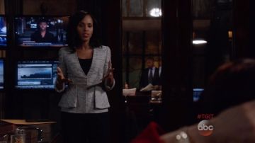 La chaqueta gris de Alexander McQueen de Olivia Pope (Kerry Washington) en Scandal