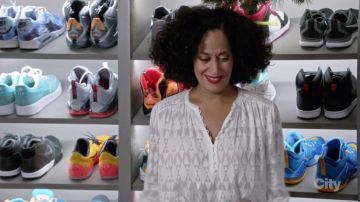 Blusa blanca de Rainbow Johnson (Tracee Ellis Ross) en Blackishb