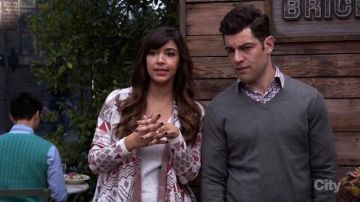 Cardigan Sun & Shadow de Cece Parekh (Hannah Simone) dans New Girl
