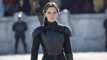 The costume of propaganda of Katniss Everdeen (Jennifer Lawrence) in Hunger Games : The Revolt part 1