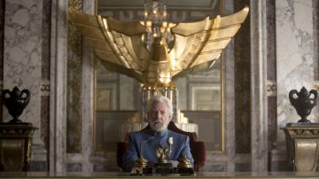 The giant statue of golden eagle's president Snow in Hunger Games : The Revolt part 1