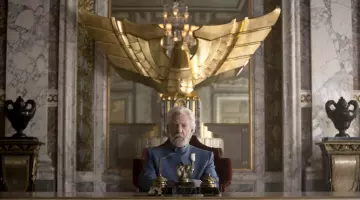 The giant statue of golden eagle's president Snow in Hunger Games : The Revolt part 1