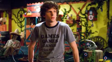 The t-shirt "Games Games Games" James Brennan (Jesse Eisenberg ) in Adventureland